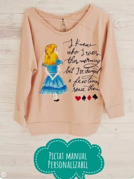 bluza roz prafuit pictata manual cu alice in tara minunilor